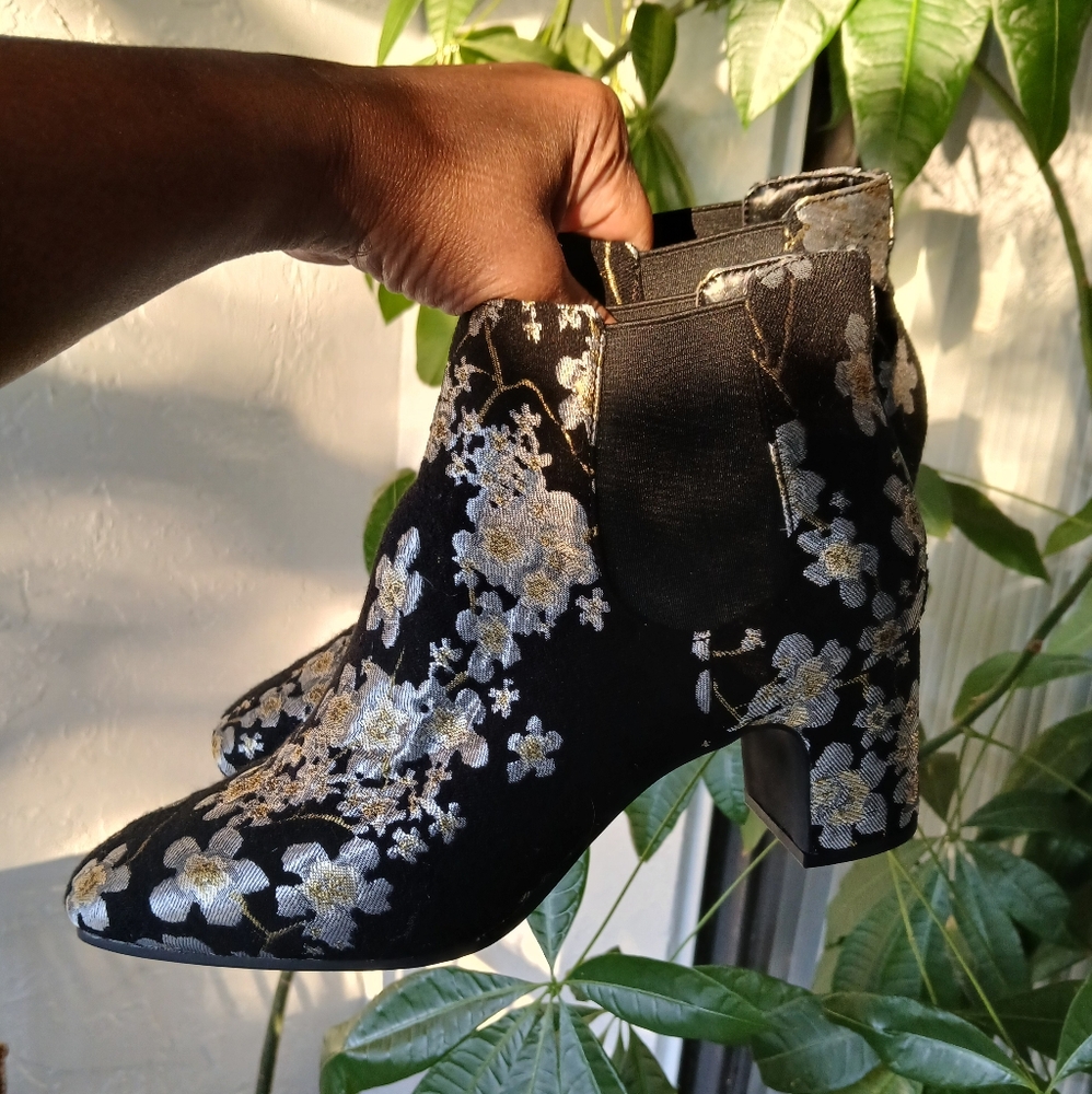 "ANNE KLEIN" Floral print booties Size 9M.